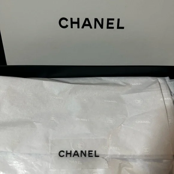 Chanel Beauty GWP pouch/crossbody purse w/ unbranded chain NWOT Box/Tissues incl - Picture 8 of 9